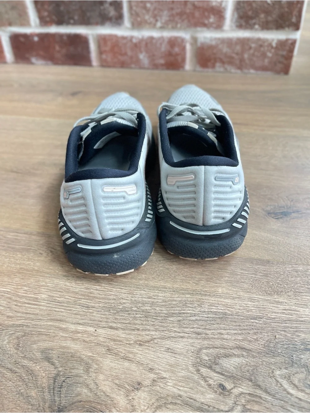 Brooks Adrenaline GTS Women’s Running Shoes - Light Gray/Black size 8.5